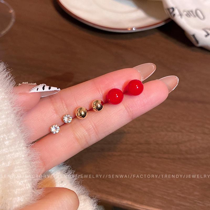 New Year s festive three pairs of red pearl stud earrings for women s versatile small and simple set earrings New temperament earrings
New Year s festive three pairs of red pearl stud earrings for women s versatile small and simple set earrings New temperament earrings