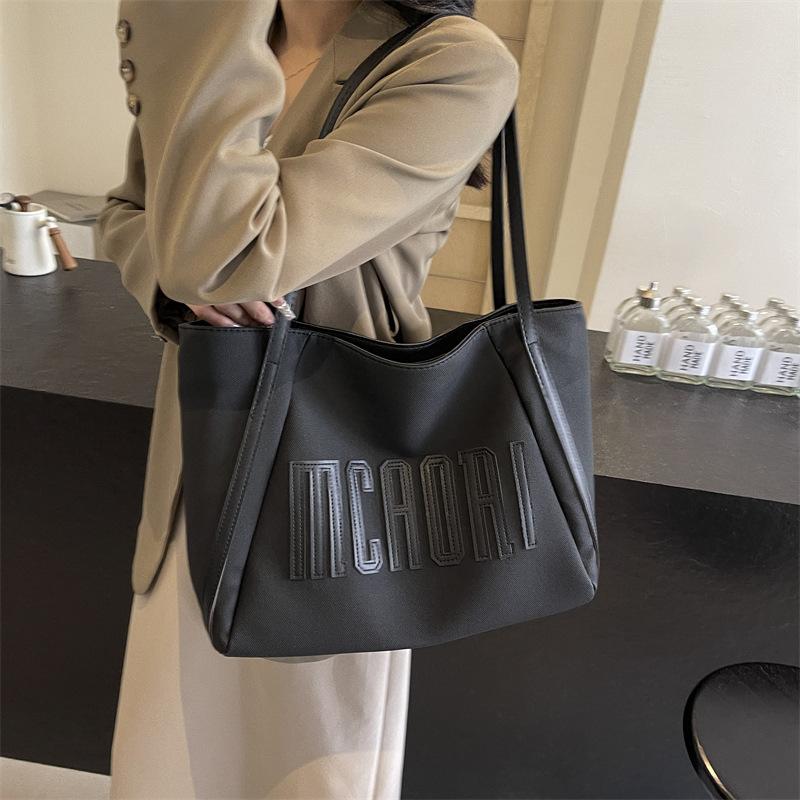 Retro simple popular large-capacity tote bag women s 2025 new casual versatile commuter texture shoulder bag чорний
Retro simple popular large-capacity tote bag women s 2025 new casual versatile commuter texture shoulder bag чорний