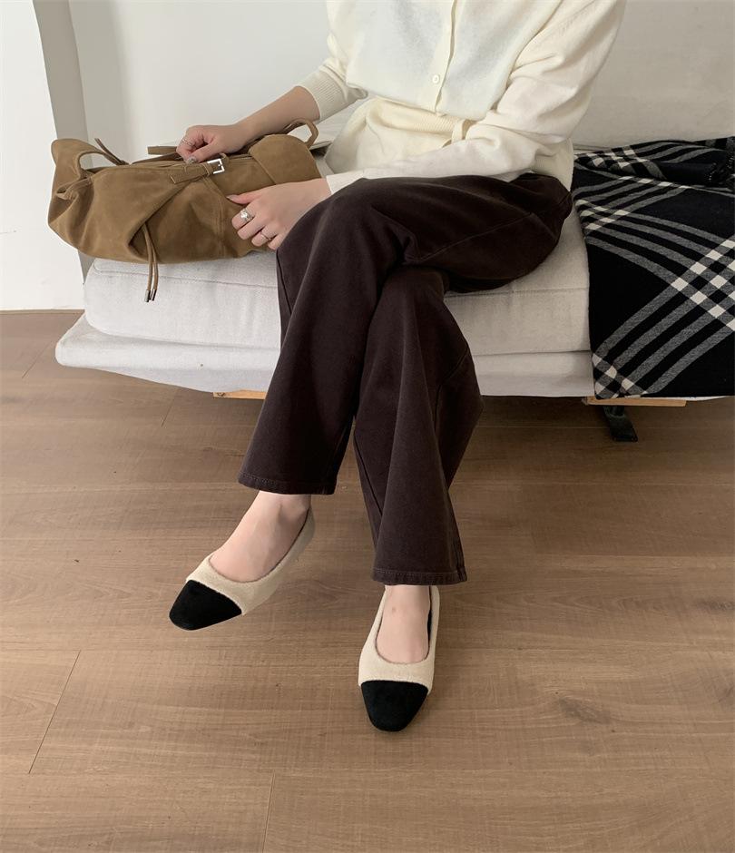 Высококлассные одинарные туфли в зарубежном стиле, женские туфли на плоской подошве, пушистые туфли, новинка 2025 года, корейская версия, туфли Doudou с круглым носком, женские зимние бархатные хлопковые s 39
Высококлассные одинарные туфли в зарубежном стиле, женские туфли на плоской подошве, пушистые туфли, новинка 2025 года, корейская версия, туфли Doudou с круглым носком, женские зимние бархатные хлопковые s 39