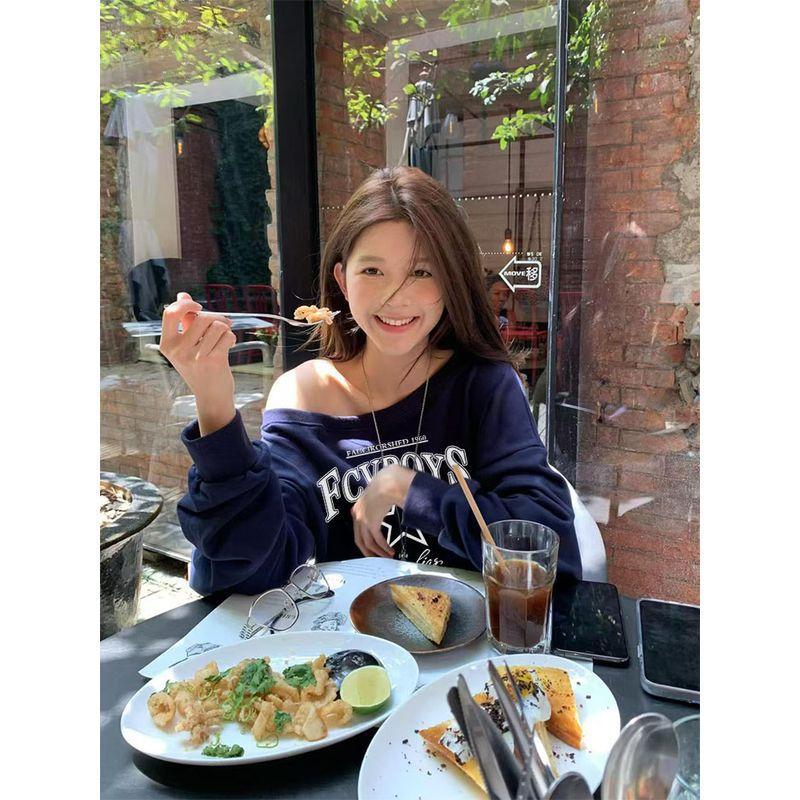 American Retro Navy Blue Oblique Shoulder Sweatshirt Female Autumn 2025 New Arrival Loose and Lazy Style Sweet Sexy Long Sleeves Tops Navy S
American Retro Navy Blue Oblique Shoulder Sweatshirt Female Autumn 2025 New Arrival Loose and Lazy Style Sweet Sexy Long Sleeves Tops Navy S