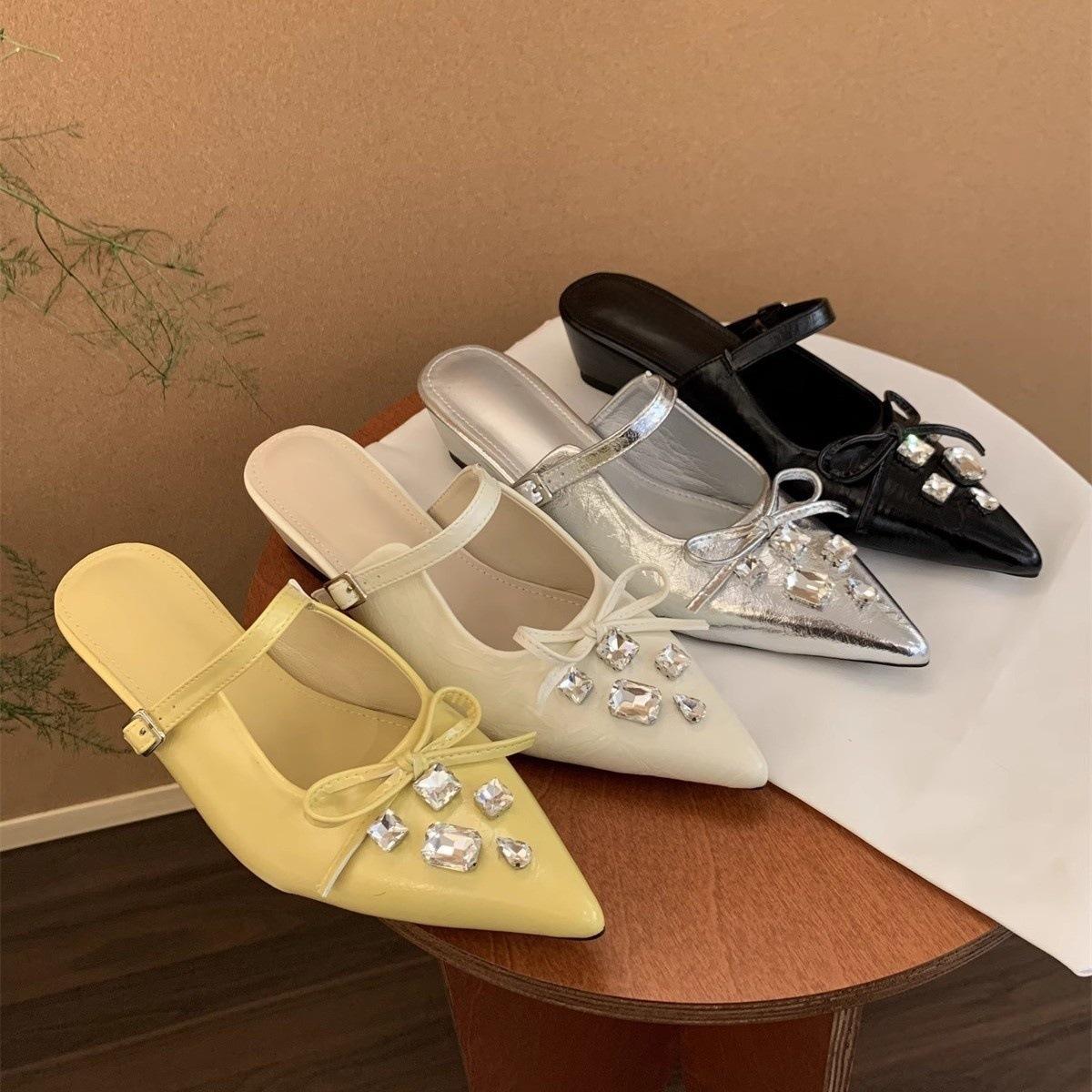 Beautiful bow-tie bag head half slippers women s summer wear pointed shoes rhinestone sandals slope heel single shoes 40 срібний
Beautiful bow-tie bag head half slippers women s summer wear pointed shoes rhinestone sandals slope heel single shoes 40 срібний