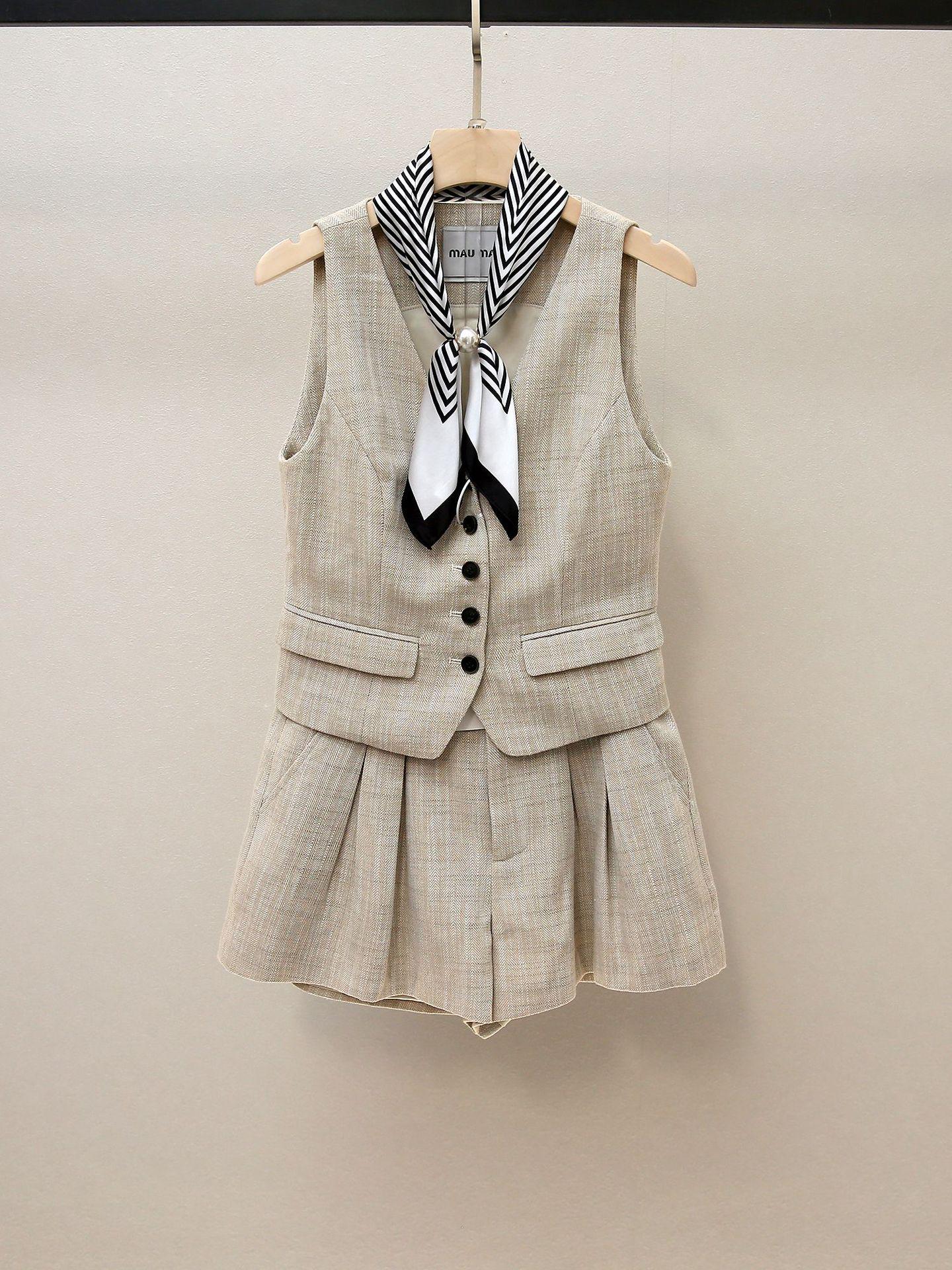 Женский осенний французский повседневный комплект жилет и шорты с лентой на талии Large легкие хаки
Женский осенний французский повседневный комплект жилет и шорты с лентой на талии Large легкие хаки