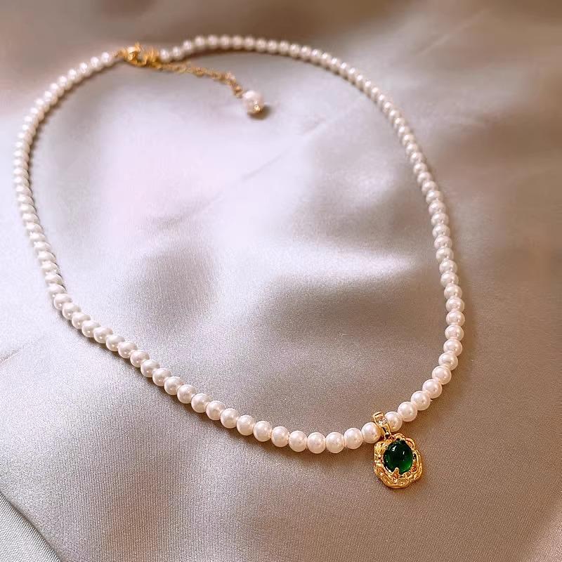 High-End Emerald Glass Pearl Choker Necklace for Women - Light Luxury & Elegant Clavicle Chain
High-End Emerald Glass Pearl Choker Necklace for Women - Light Luxury & Elegant Clavicle Chain