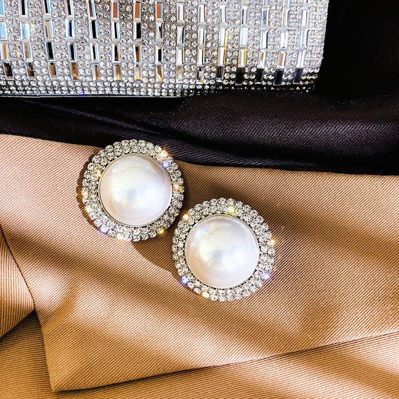 Silver needle European and American exaggerated pearl earrings temperament versatile circle diamond stud earrings celebrity style earrings women
Silver needle European and American exaggerated pearl earrings temperament versatile circle diamond stud earrings celebrity style earrings women