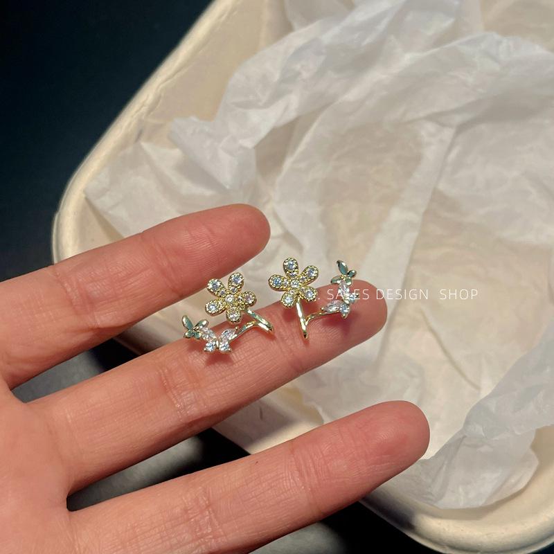 Korean Zircon Flower Stud Earrings: Versatile, Minimalist, High-End Luxury for Women
Korean Zircon Flower Stud Earrings: Versatile, Minimalist, High-End Luxury for Women