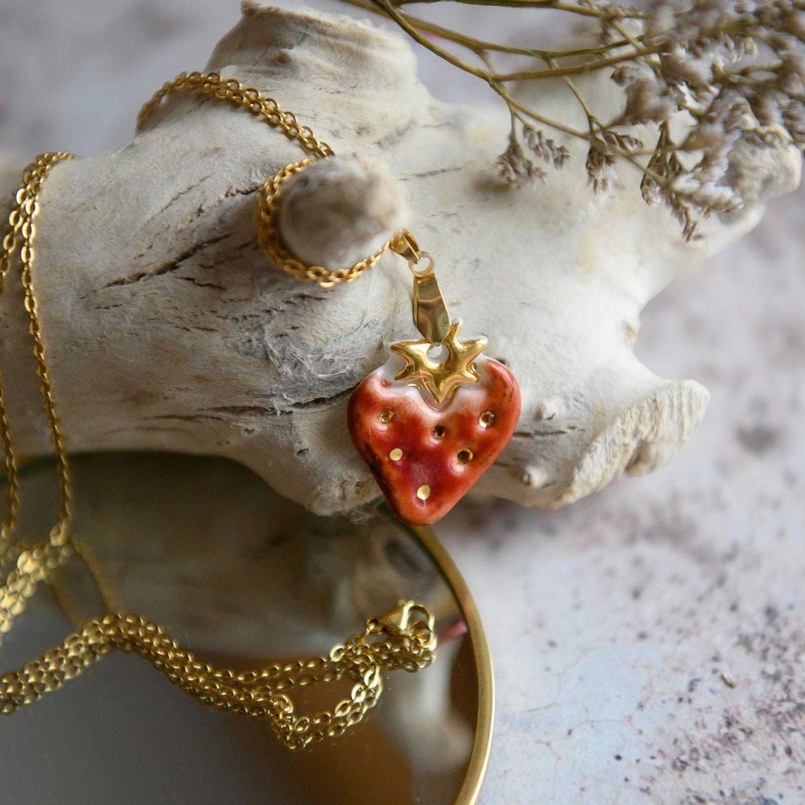 Strawberry Mushroom Gold Chain Necklace Niche Design Sense Light Luxury Clavicle Chain Fashion Versatile Single Item
Strawberry Mushroom Gold Chain Necklace Niche Design Sense Light Luxury Clavicle Chain Fashion Versatile Single Item