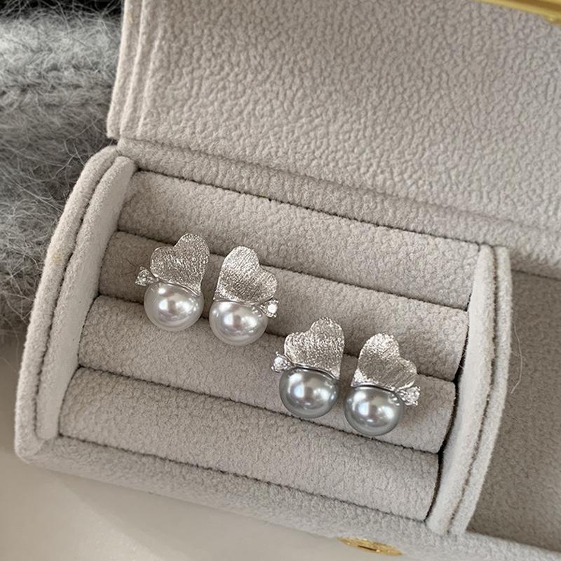 Silver textured love pearl stud earrings fashionable versatile earrings niche simple high-end earrings women
Silver textured love pearl stud earrings fashionable versatile earrings niche simple high-end earrings women