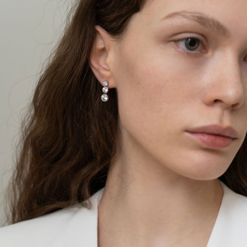 Aube de moi Crescendo Cubic Drop Earring White Gold
Aube de moi Crescendo Cubic Drop Earring White Gold