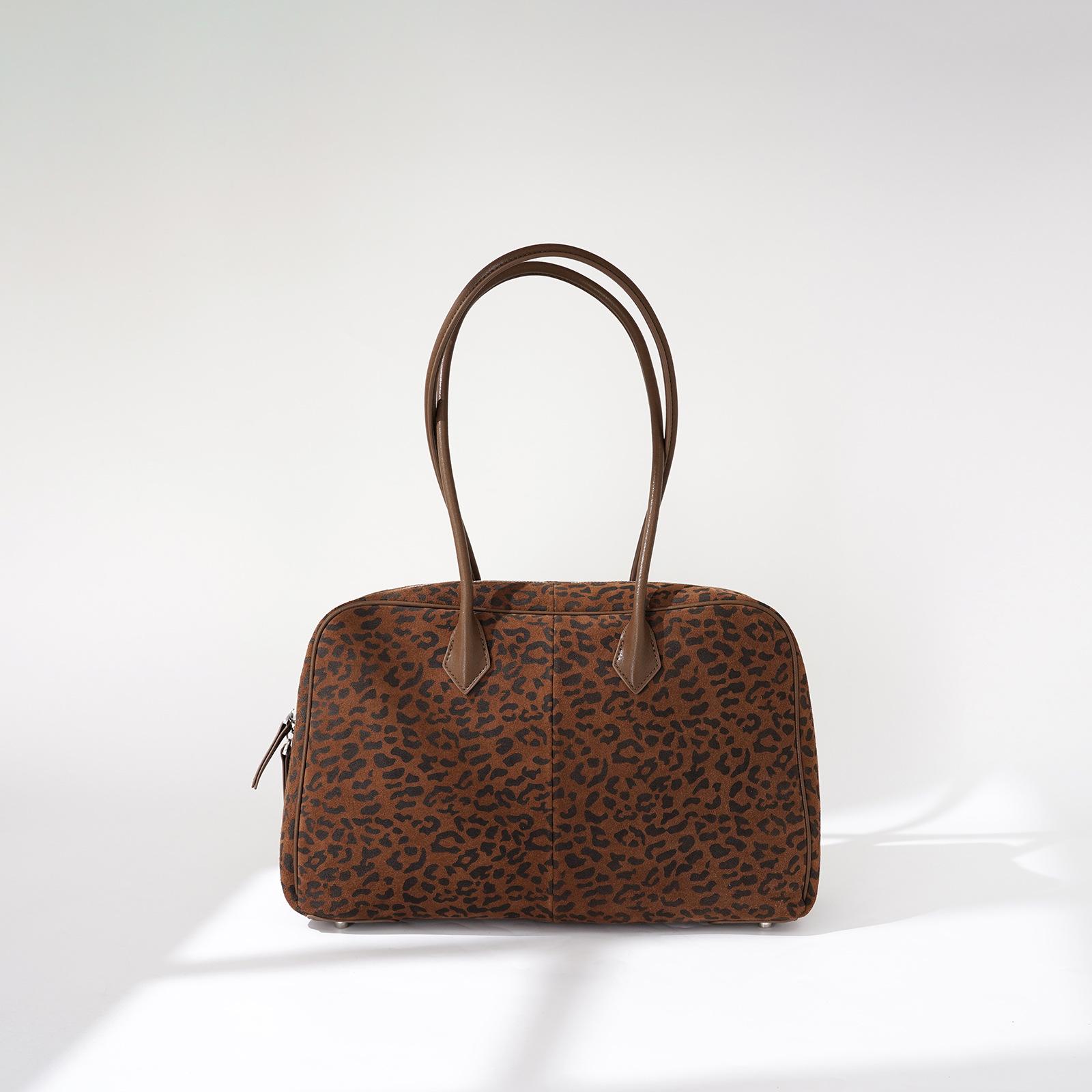 2025 new autumn and winter fashion bag cowhide large-capacity pillow bag trendy leopard print shoulder bowling bag genuine leather women s bag
2025 new autumn and winter fashion bag cowhide large-capacity pillow bag trendy leopard print shoulder bowling bag genuine leather women s bag