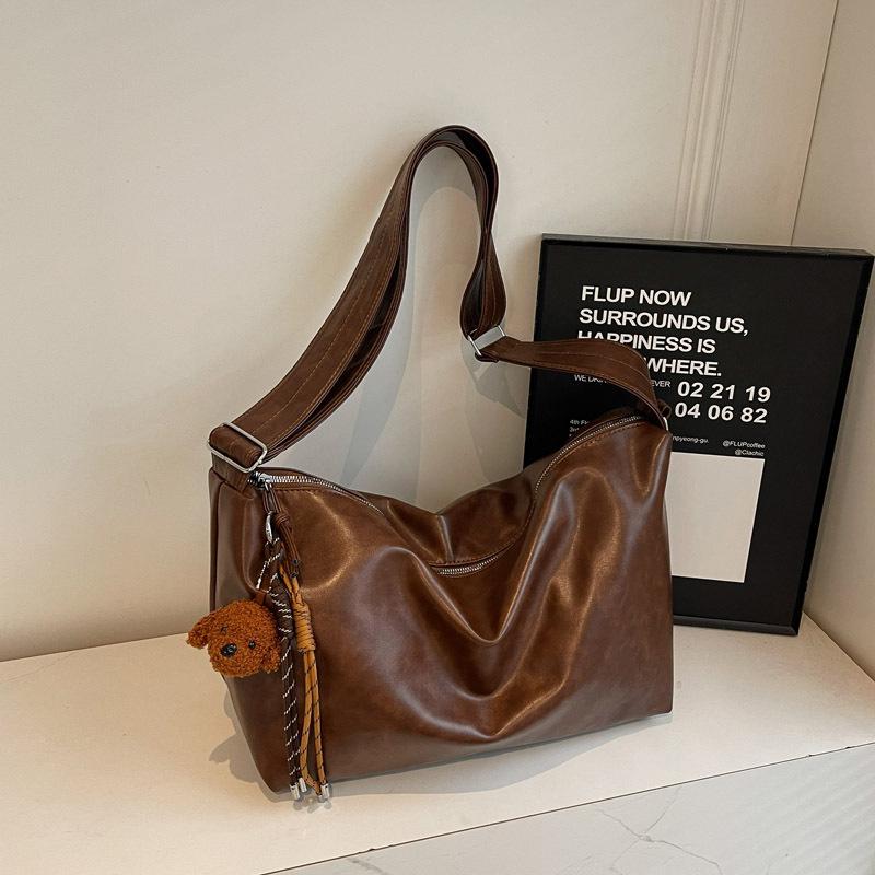 Вместительная сумка в стиле ретро, новая повседневная женская сумка через плечо, простая и универсальная, портативная сумка-мессенджер single package коричневый
Вместительная сумка в стиле ретро, новая повседневная женская сумка через плечо, простая и универсальная, портативная сумка-мессенджер single package коричневый