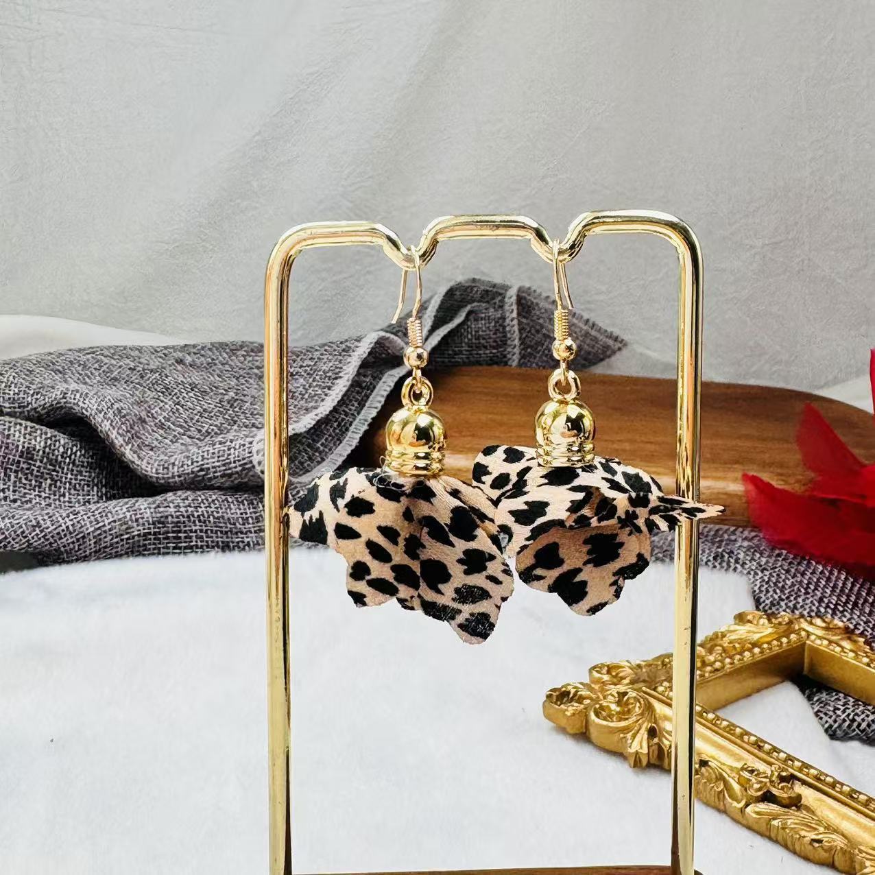 Temperament retro leopard print earrings fashion Hong Kong style autumn and winter new
Temperament retro leopard print earrings fashion Hong Kong style autumn and winter new