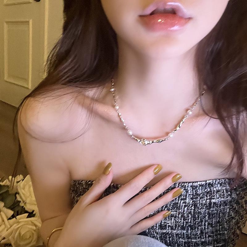 Elegant French Silver Pearl Zircon Choker Necklace - Luxury Women s Clavicle Chain
Elegant French Silver Pearl Zircon Choker Necklace - Luxury Women s Clavicle Chain
