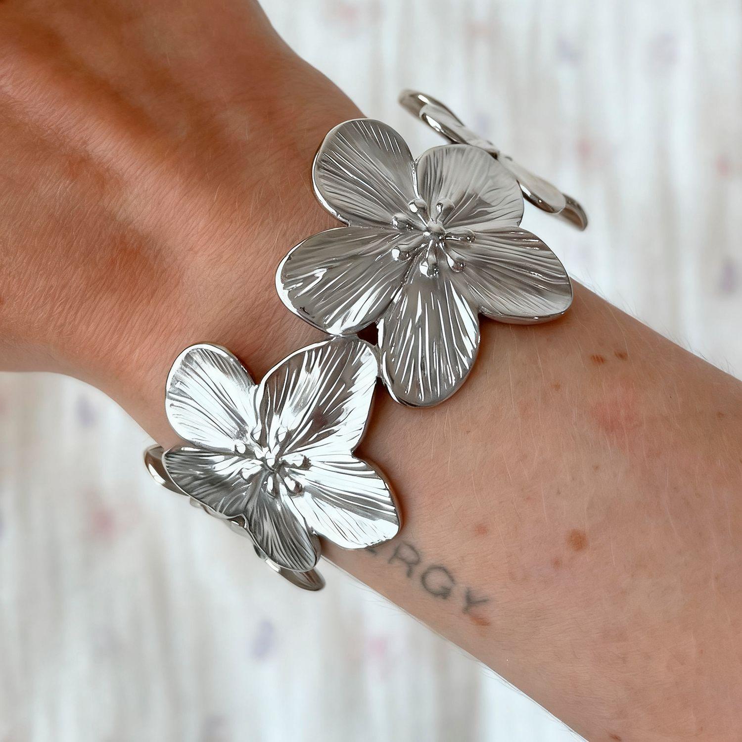 Fashion Open Cuff Bracelet for Women Floral Design Adjustable Metal Bangle Handcrafted Statement Jewelry Accessory One Size
Fashion Open Cuff Bracelet for Women Floral Design Adjustable Metal Bangle Handcrafted Statement Jewelry Accessory One Size