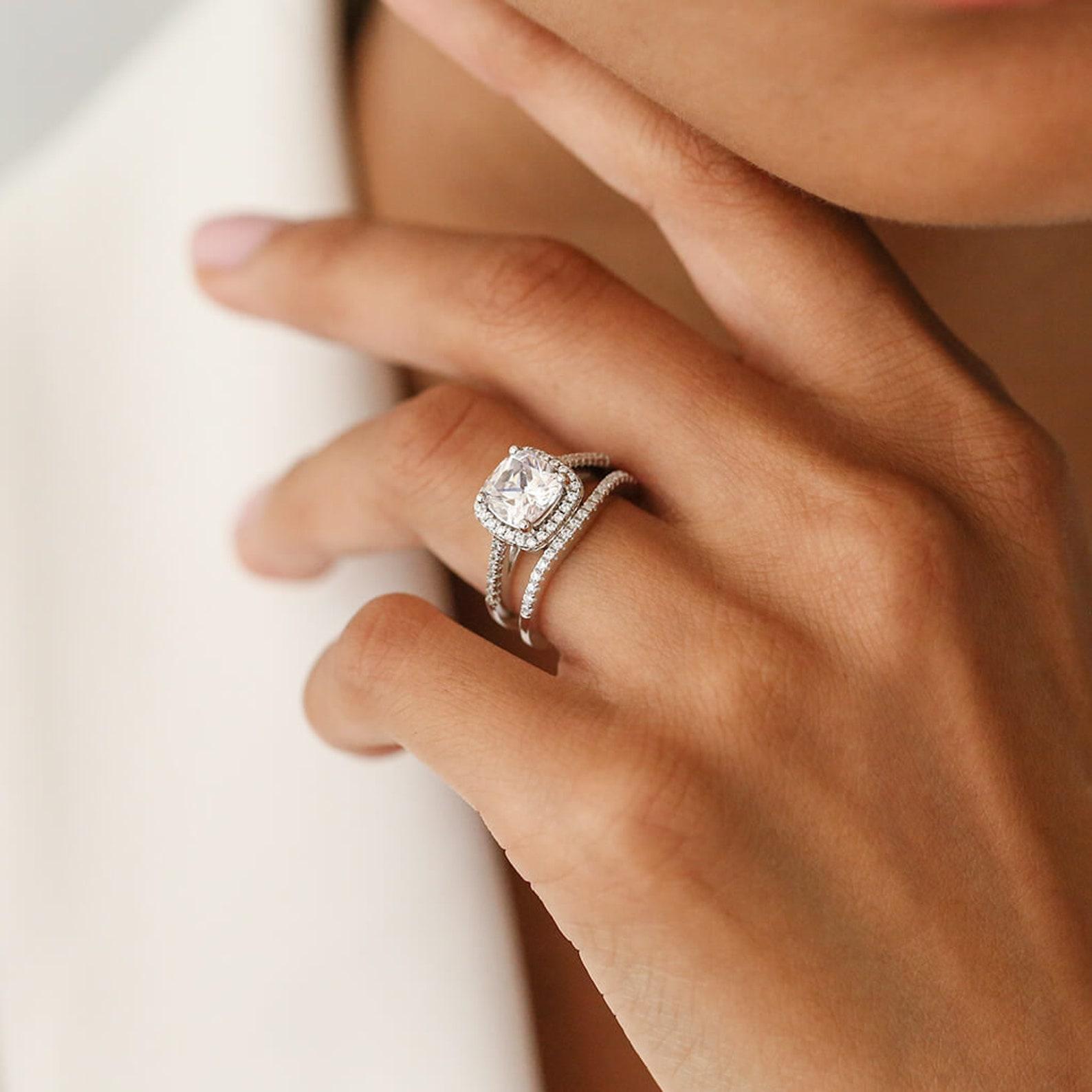 2 Carat Aprox Halo Engagement Ring, Cushion Cut Lab-Crated Diamond, Statement Ring Sterling Silver 925 Classic Timeless Promise Wedding Ring US-4 белый
2 Carat Aprox Halo Engagement Ring, Cushion Cut Lab-Crated Diamond, Statement Ring Sterling Silver 925 Classic Timeless Promise Wedding Ring US-4 белый