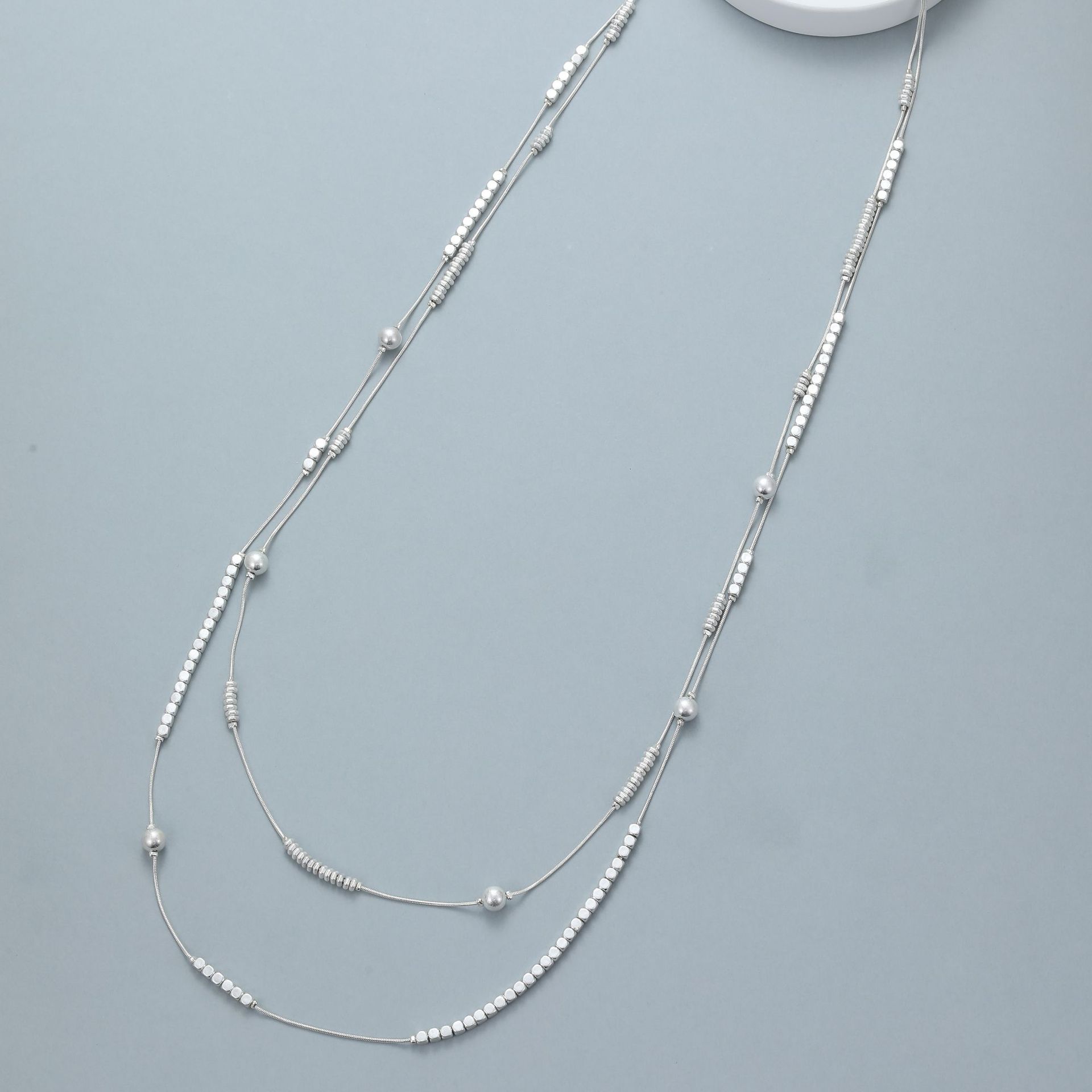 Модная маленькая цепочка из бисера в виде сахарного кубика, двухслойная, простая и высококлассная женская универсальная цепочка для свитера из сплава
Модная маленькая цепочка из бисера в виде сахарного кубика, двухслойная, простая и высококлассная женская универсальная цепочка для свитера из сплава