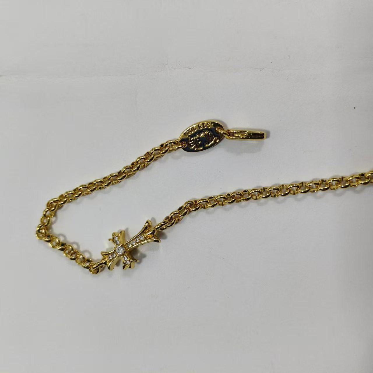 Браслет CH Retro Crono с бриллиантом, золотом, тайским серебром и дизайном в виде цветочного креста Gold and diamond cross pearl necklace; 18cm
Браслет CH Retro Crono с бриллиантом, золотом, тайским серебром и дизайном в виде цветочного креста Gold and diamond cross pearl necklace; 18cm