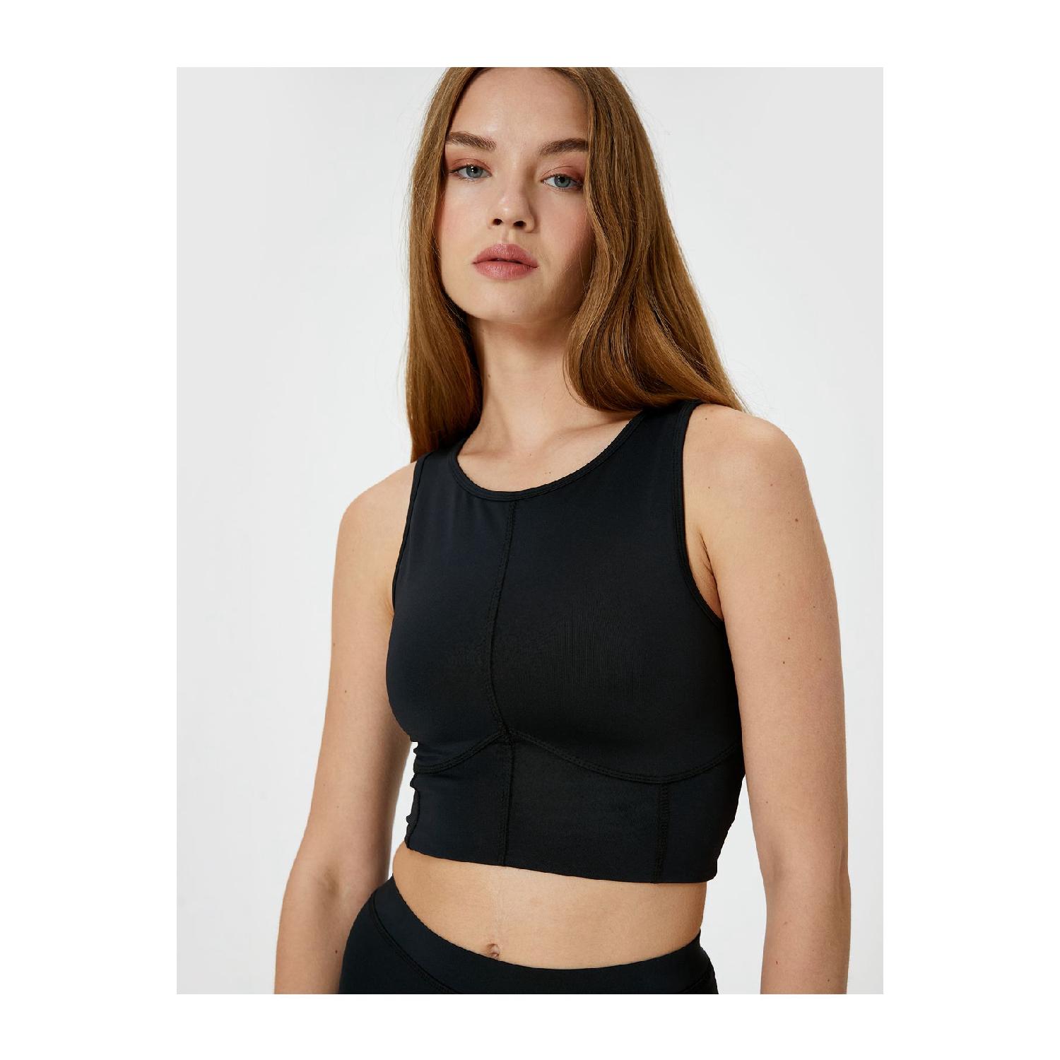 Спортивный бюстгальтер с окошком на спине, приталенный крой 
Спортивный бюстгальтер с окошком на спине, приталенный крой