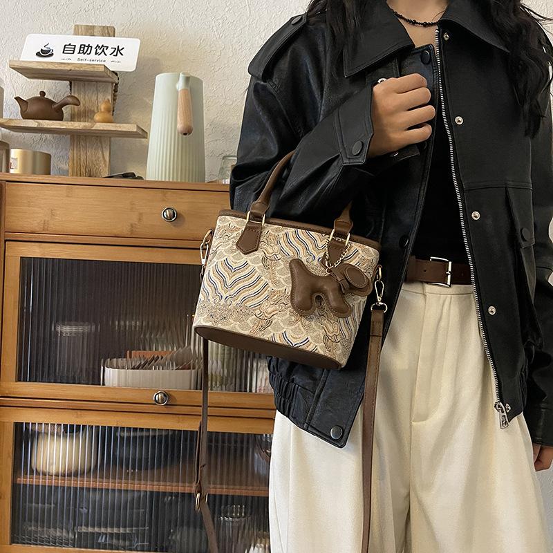 New Chinese fashion auspicious cloud embroidery premium women s bag 2025 new versatile shoulder messenger bag handbag large capacity 17.5*9*16*10 коричневый
New Chinese fashion auspicious cloud embroidery premium women s bag 2025 new versatile shoulder messenger bag handbag large capacity 17.5*9*16*10 коричневый