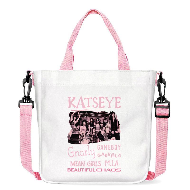 Casual Outdoor Organizer KATSEYE Printed Crossbody Bag Canvas Shoulder Bags 23 x 23 x 5CM
Casual Outdoor Organizer KATSEYE Printed Crossbody Bag Canvas Shoulder Bags 23 x 23 x 5CM