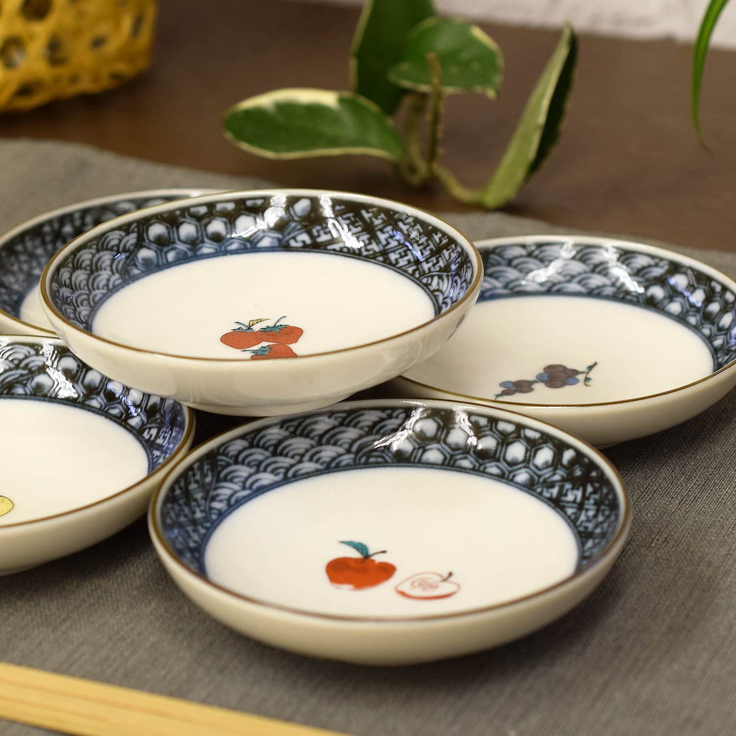 Waza no Kura Plate Set, Stylish Kutani Ware Small Plates, Set of 5, Fruit Design, Ceramic, Japanese Tableware, Side Plates, Made in Japan
Waza no Kura Plate Set, Stylish Kutani Ware Small Plates, Set of 5, Fruit Design, Ceramic, Japanese Tableware, Side Plates, Made in Japan