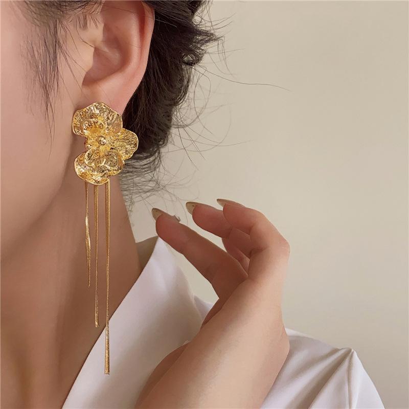 Gold flower fringed earrings fashion stud earrings light luxury high sense cold wind temperament earrings
Gold flower fringed earrings fashion stud earrings light luxury high sense cold wind temperament earrings