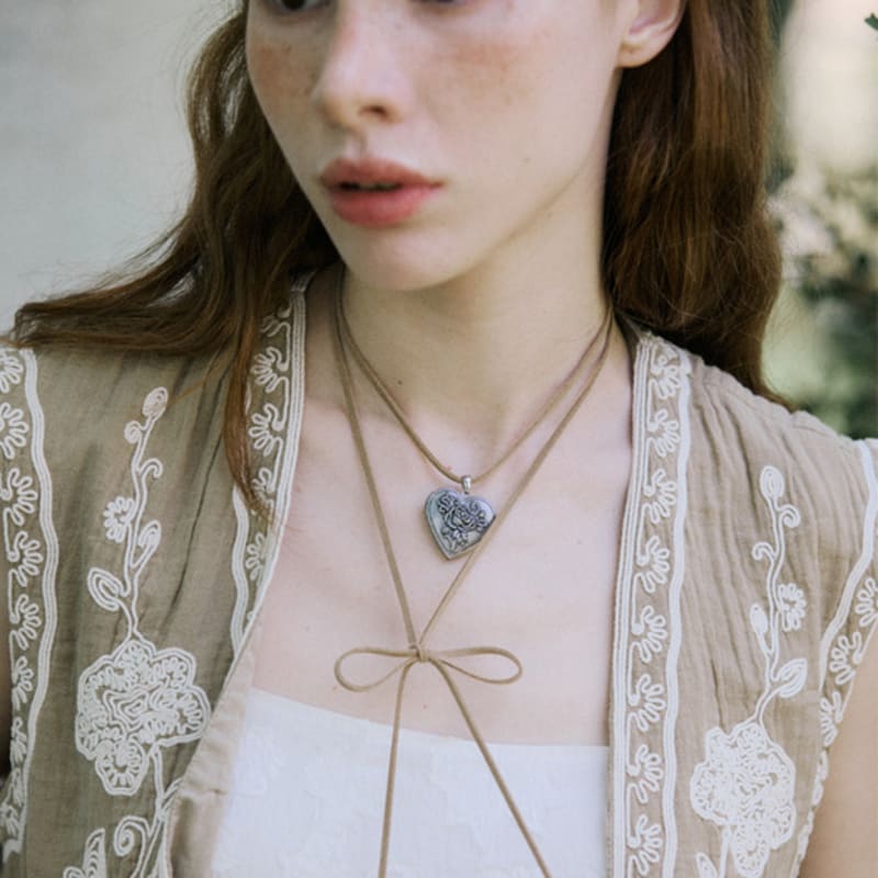 MERRYMOTIVE Antique heart pendant with suede necklace Free
MERRYMOTIVE Antique heart pendant with suede necklace Free