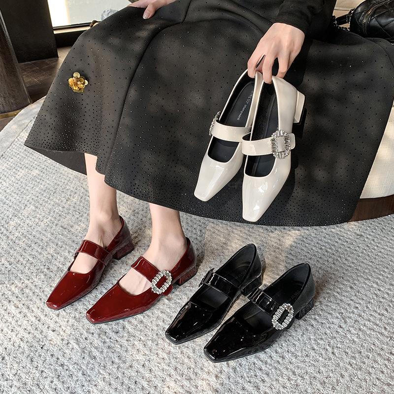 Xiaoxiangfeng rhinestone French Mary Jane shoes women s spring and autumn new patent leather square head thick heel low heel one-word buckle strap s 34 чёрный
Xiaoxiangfeng rhinestone French Mary Jane shoes women s spring and autumn new patent leather square head thick heel low heel one-word buckle strap s 34 чёрный