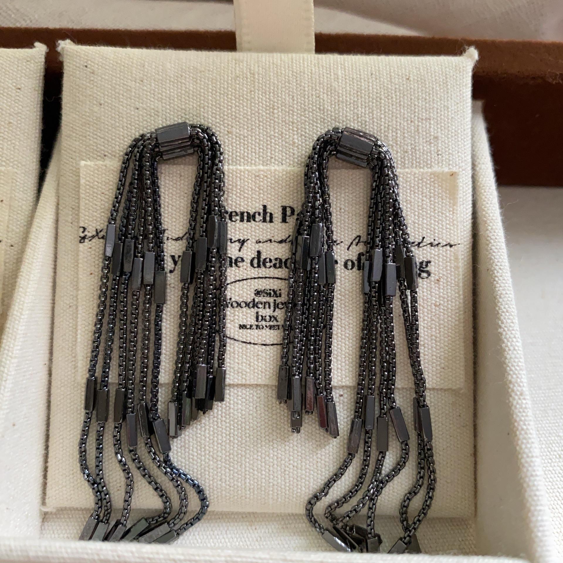 Metal chain fringed earrings, earrings, cool Sa temperament design, explosive, high-end earrings with both hardness and softness
Metal chain fringed earrings, earrings, cool Sa temperament design, explosive, high-end earrings with both hardness and softness