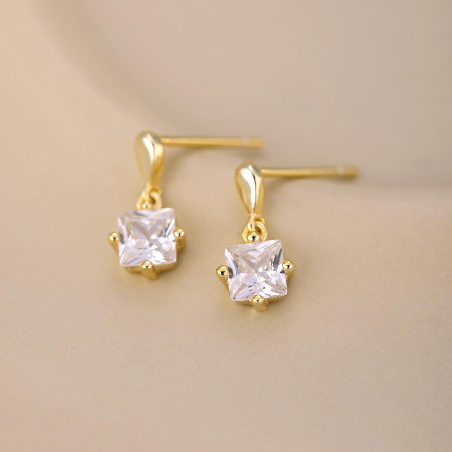 925 Sterling Silver Square CZ Drop Earrings - Gold Plated Cubic Zirconia Dangle Earrings for Women, Elegant Minimalist Jewelry золотий
925 Sterling Silver Square CZ Drop Earrings - Gold Plated Cubic Zirconia Dangle Earrings for Women, Elegant Minimalist Jewelry золотий