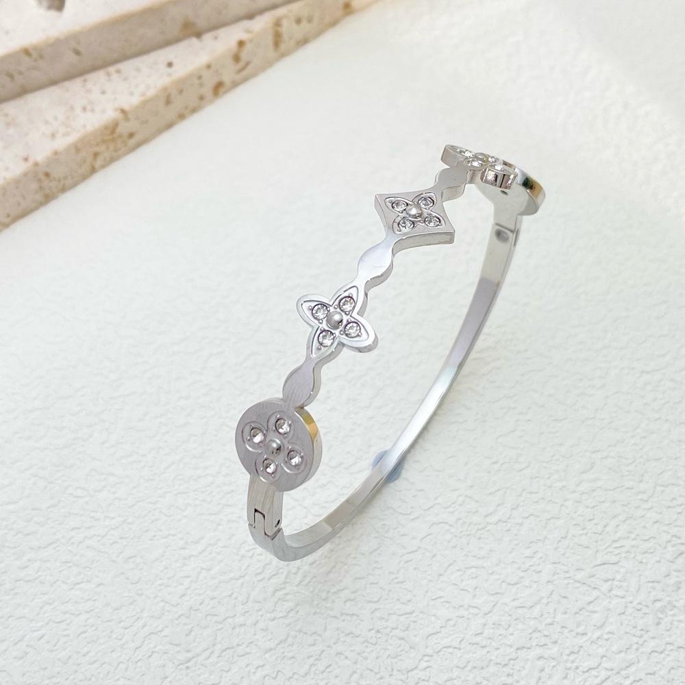 Женский универсальный трендовый браслет из нержавеющей стали - Прочный, простой и стильный дизайн
Женский универсальный трендовый браслет из нержавеющей стали - Прочный, простой и стильный дизайн