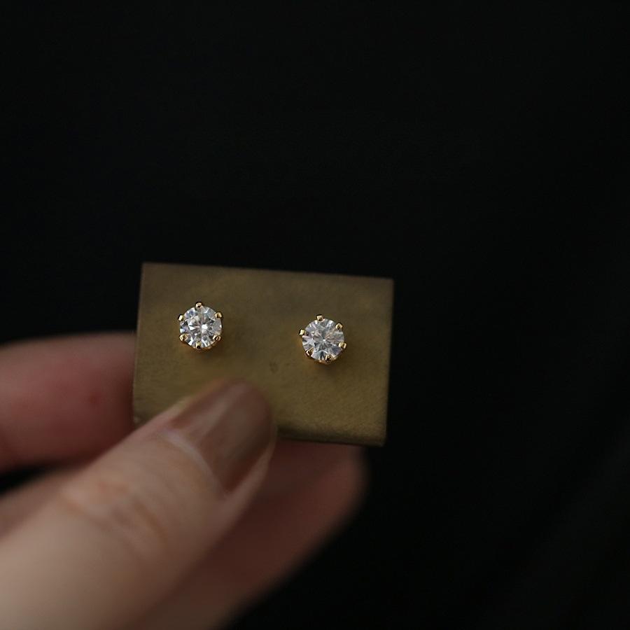 925 Sterling Silver Electroplated 18K Gold Simple Single Zircon Earrings for Women Temperament Classic Jewelry Accessories золотой
925 Sterling Silver Electroplated 18K Gold Simple Single Zircon Earrings for Women Temperament Classic Jewelry Accessories золотой