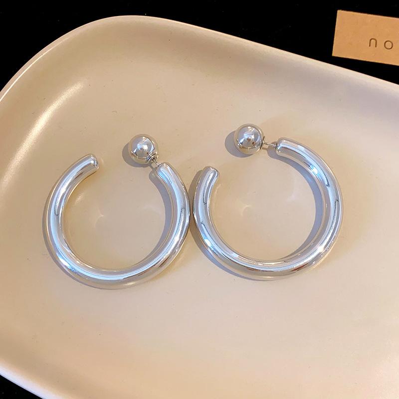Steel needle, a two-wear letter C-shaped stud earrings, European and American cold wind niche earrings, simple temperament earrings
Steel needle, a two-wear letter C-shaped stud earrings, European and American cold wind niche earrings, simple temperament earrings