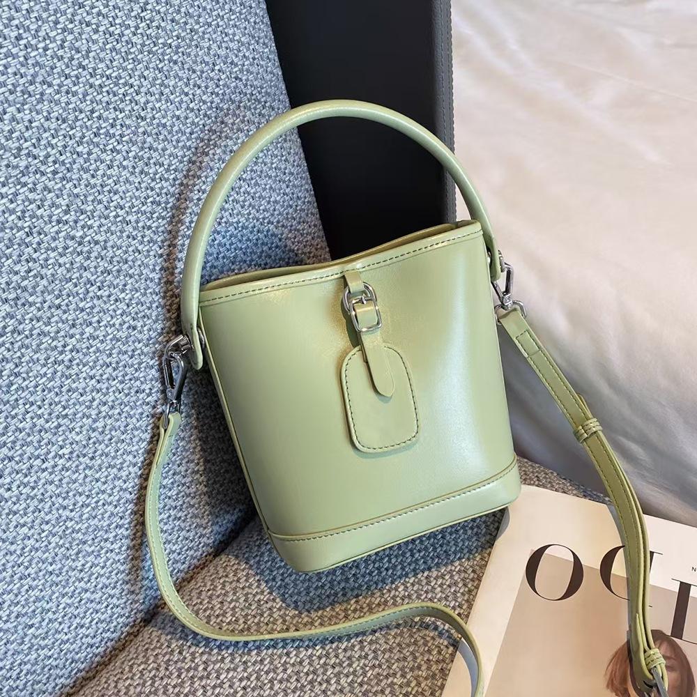 Hand-held Genuine Leather Bucket Bag Crossbody Bag Casual Single-shoulder Bag One Size чорний
Hand-held Genuine Leather Bucket Bag Crossbody Bag Casual Single-shoulder Bag One Size чорний