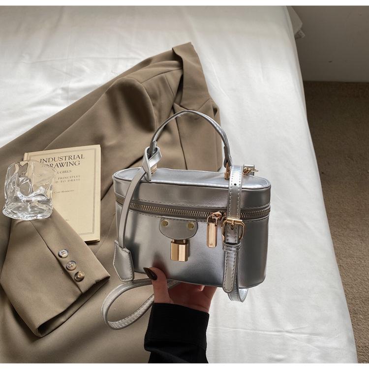 2025 summer new high-value simple portable box bag women s fashion foreign style versatile shoulder messenger bag срібний
2025 summer new high-value simple portable box bag women s fashion foreign style versatile shoulder messenger bag срібний