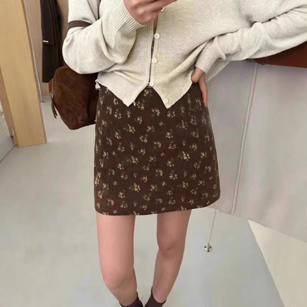 Women s High Waist Retro Corduroy Floral Midi Skirt - Slimming, Versatile, Petite A-Line Party Skirt Extra Small
Women s High Waist Retro Corduroy Floral Midi Skirt - Slimming, Versatile, Petite A-Line Party Skirt Extra Small