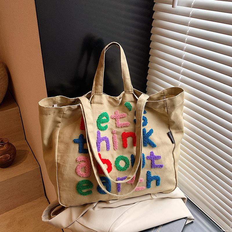 ins стиль универсальная наплечная сумка женская холщовая сумка с вышивкой букв вертикальная сумка-тоут повседневная наплечная сумка студенческая школьная сумка хаки
ins стиль универсальная наплечная сумка женская холщовая сумка с вышивкой букв вертикальная сумка-тоут повседневная наплечная сумка студенческая школьная сумка хаки