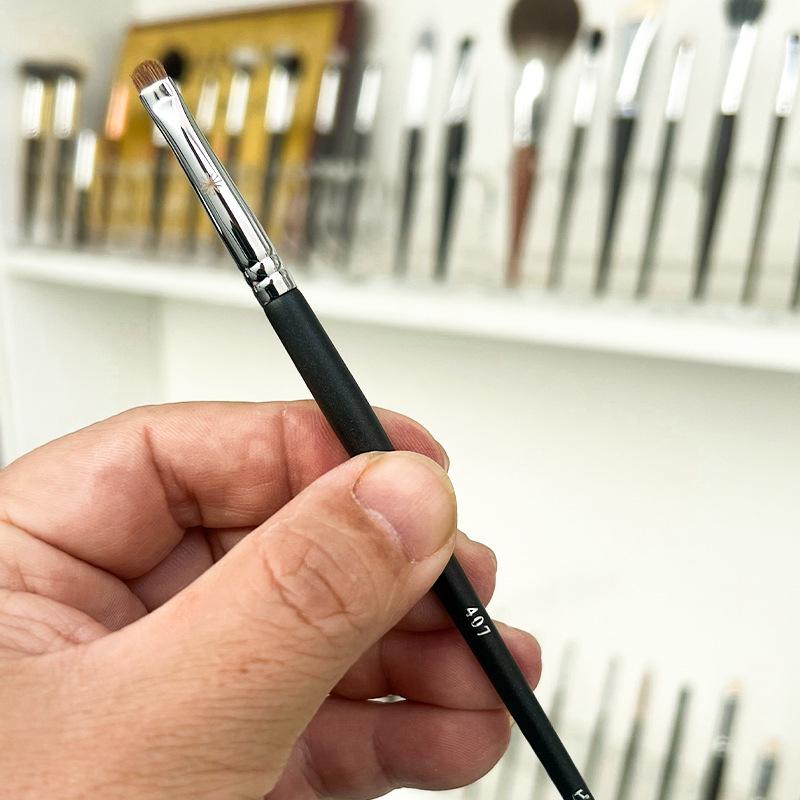 Bi+So 407 Eyeshadow & Tail Blending Brush - Lower Eyelid & Under Eye Smoky Makeup Brush with Natural Hair.
Bi+So 407 Eyeshadow & Tail Blending Brush - Lower Eyelid & Under Eye Smoky Makeup Brush with Natural Hair.