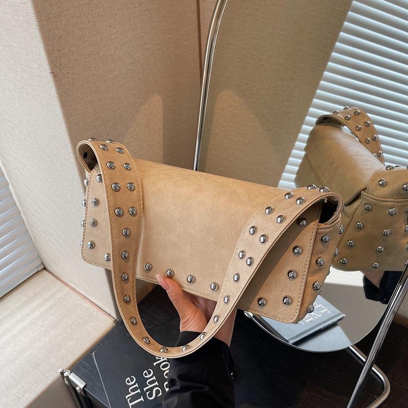 Маленькая сумка с заклепками женская новая модная широкополосная сумка-подмышка маленькая квадратная сумка осень-зима ретро деловая сумка через плечо