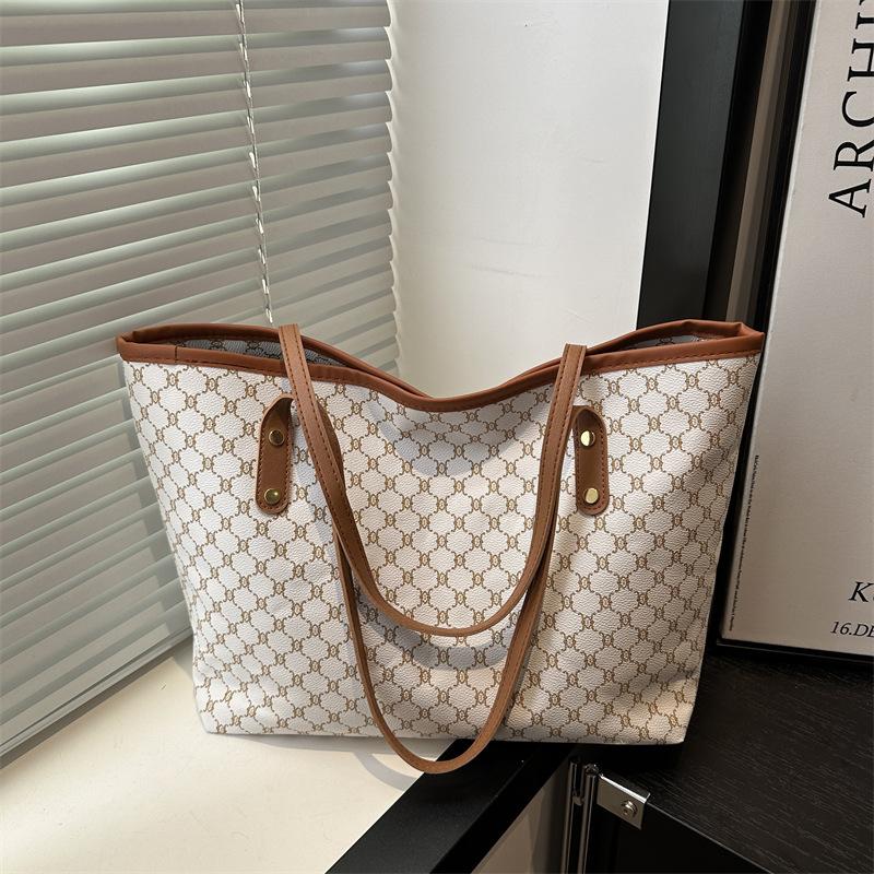 Вместительная сумка-тоут в стиле ретро для поездок на работу, женская новая высококачественная сумочка, красивая трендовая сумка на плечо, сумка подмышку
Вместительная сумка-тоут в стиле ретро для поездок на работу, женская новая высококачественная сумочка, красивая трендовая сумка на плечо, сумка подмышку