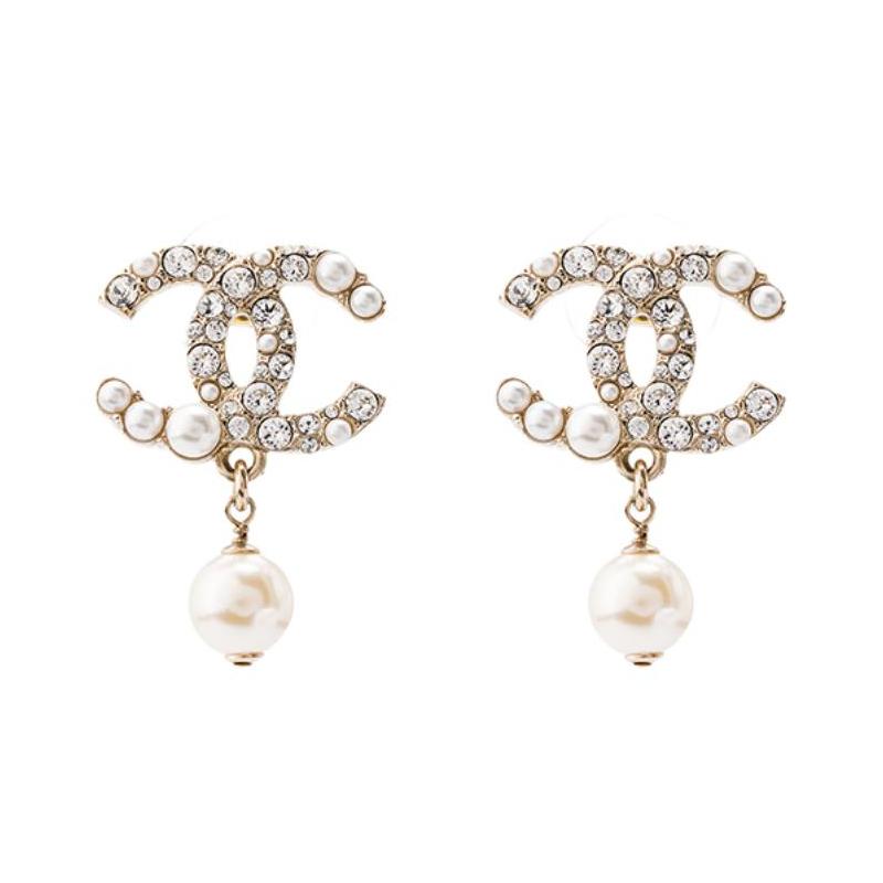 CHANEL Double C Pearl Pendant Metal Earrings Women s Gold/Pearl White золотий
CHANEL Double C Pearl Pendant Metal Earrings Women s Gold/Pearl White золотий
