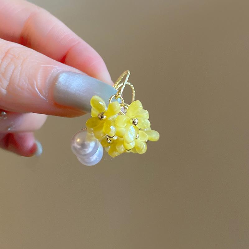 Real gold electroplated resin flower ear hook Mori sweet and fresh earrings Japanese fashion niche design earrings
Real gold electroplated resin flower ear hook Mori sweet and fresh earrings Japanese fashion niche design earrings
