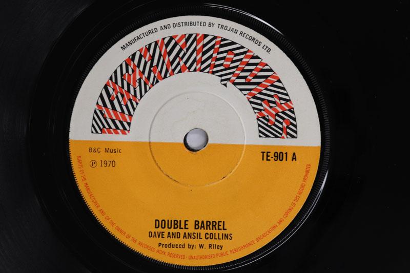 7-дюймовая пластинка DAVE ANSEL COLLINS Double Barrel Double Barrel Vers TE901 Techniques 1970 UK Reggae Ska Dub Б/у
7-дюймовая пластинка DAVE ANSEL COLLINS Double Barrel Double Barrel Vers TE901 Techniques 1970 UK Reggae Ska Dub Б/у