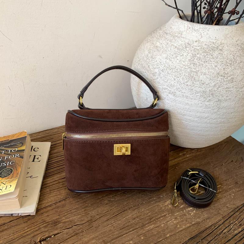 Корейская версия нишевый дизайн сумка-коробка женская 2025 новая ретро ins портативная сумка для поездок в стиле форин, на плечо, мессенджер
Корейская версия нишевый дизайн сумка-коробка женская 2025 новая ретро ins портативная сумка для поездок в стиле форин, на плечо, мессенджер