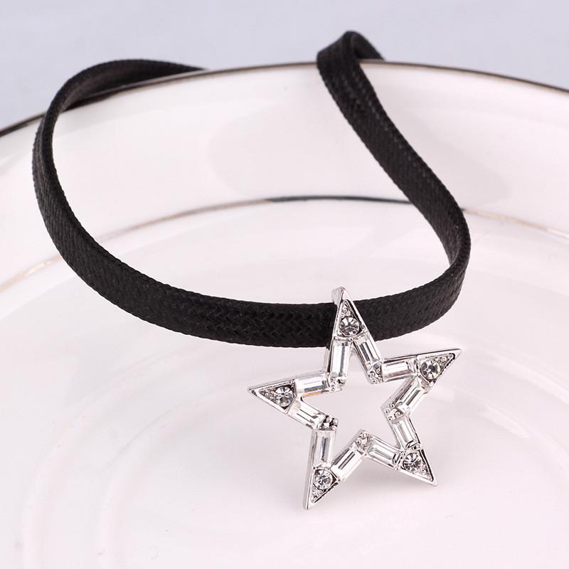 Черное трендовое корейское колье-чокер для женщин с привлекательным дизайном с кристальными вставками и
Черное трендовое корейское колье-чокер для женщин с привлекательным дизайном с кристальными вставками и