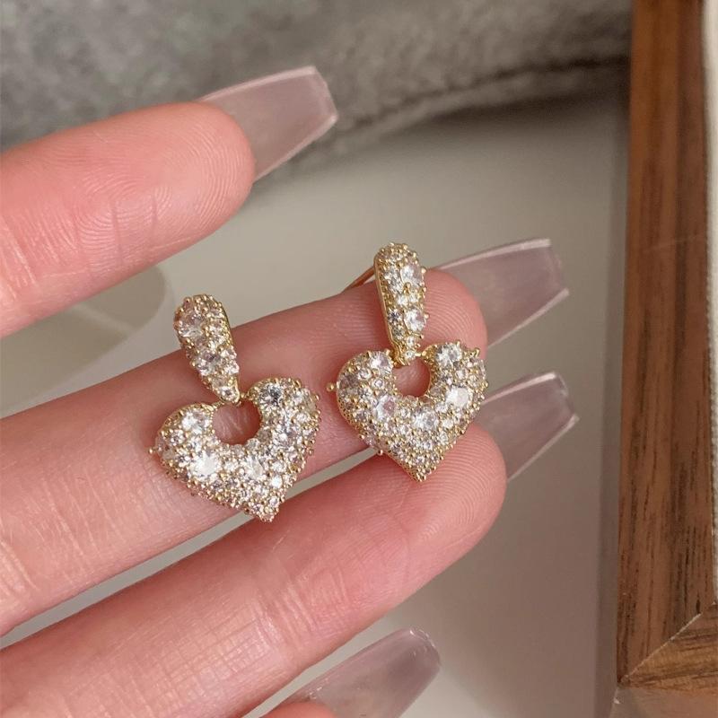 Niche Design Full of Diamonds Hollowed Out Love Heart Earrings Female Fashion Personality Hundreds of Earrings Light Luxury Senior Sense Earrings
Niche Design Full of Diamonds Hollowed Out Love Heart Earrings Female Fashion Personality Hundreds of Earrings Light Luxury Senior Sense Earrings