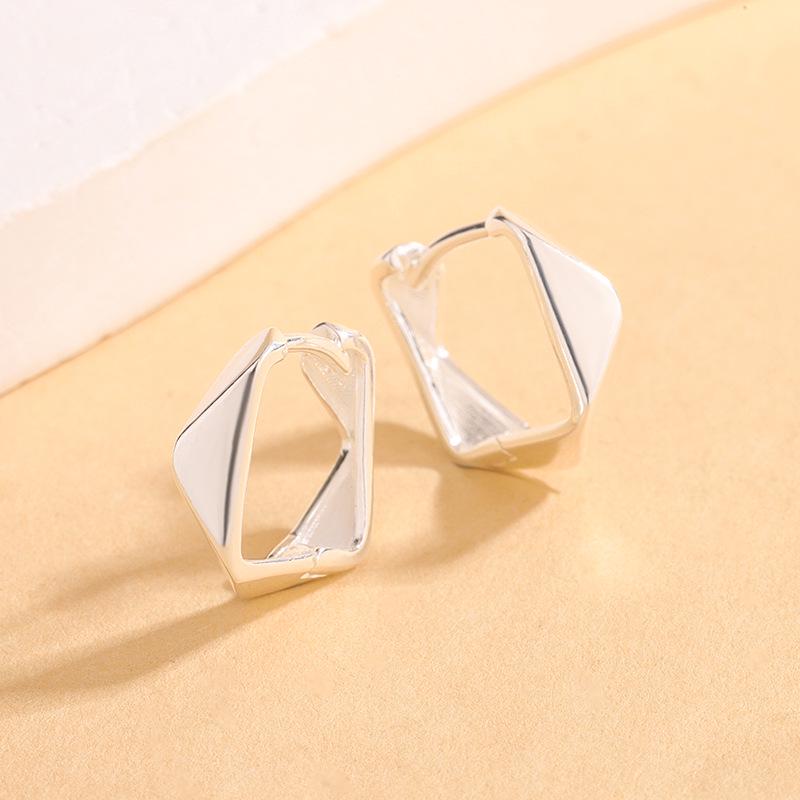 S925 Sterling Silver Geometric Rhombus Ear Cuffs with Smooth Finish - European & American Style Niche Earrings for Women. 925 Sterling Silver
S925 Sterling Silver Geometric Rhombus Ear Cuffs with Smooth Finish - European & American Style Niche Earrings for Women. 925 Sterling Silver