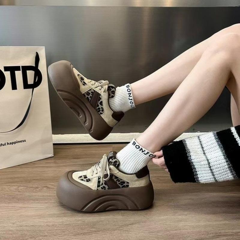 Thick-soled heightening board shoes, versatile in autumn and winter, simple Velcro, lazy shoes, velvet, student niche white shoes 35
Thick-soled heightening board shoes, versatile in autumn and winter, simple Velcro, lazy shoes, velvet, student niche white shoes 35