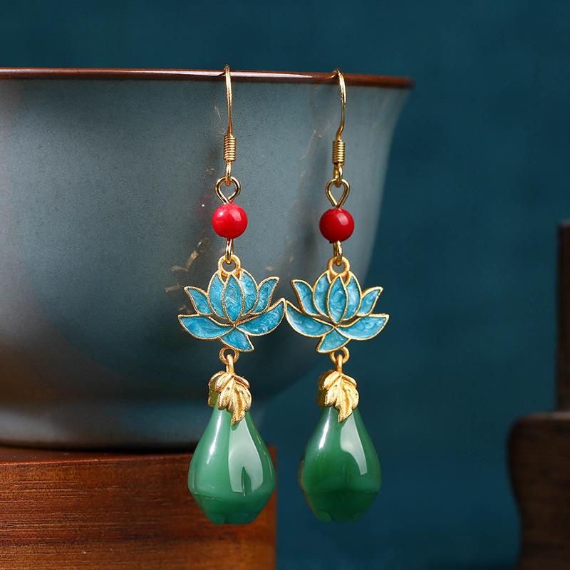 Vintage Lotus Enamel Earrings: Retro Cheongsam Spring 2024 Design Electroplated 24K Gold Color
Vintage Lotus Enamel Earrings: Retro Cheongsam Spring 2024 Design Electroplated 24K Gold Color