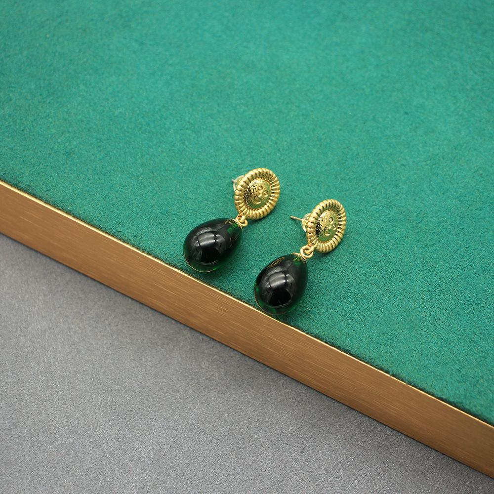 Винтажные серьги-подвески с круглым лицом и красным камнем—Нишевый дизайн для универсального, высококлассного образа
Винтажные серьги-подвески с круглым лицом и красным камнем—Нишевый дизайн для универсального, высококлассного образа