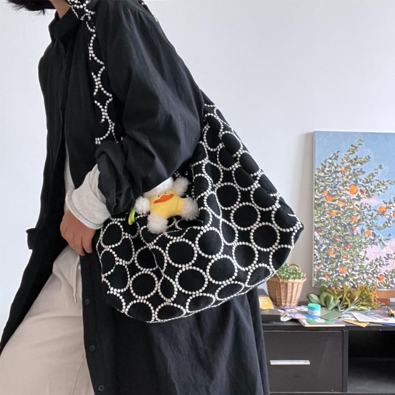 Japanese big hobo bag Minagawa Mingfeng black and white circle cotton and linen heavy industry embroidery shoulder bag large capacity tote bag no puppy pendant
Japanese big hobo bag Minagawa Mingfeng black and white circle cotton and linen heavy industry embroidery shoulder bag large capacity tote bag no puppy pendant